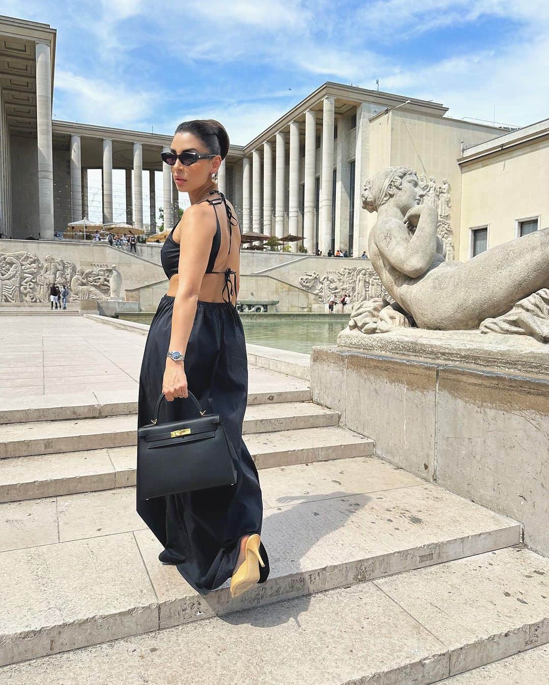 sananasのインスタグラム：「Audrey Hepburn un jour et ciné Mcdo le lendemain 😃On est allés voir Élémentaire j’ai adoré. Chez Pixar ils sont vraiment très forts pour passer de beaux messages et faire chialer 🥹Un conseil allez le voir (surtout si vous avez aimé Vice-Versa et Soul 😍) !  ps : Chez McDo ils rigolent plus   Dets✖️ Robe @staud.clothing  Lunettes @maisonvalentino  Boucles d’oreilles @chloe  Mules @giaborghini  Sac Kelly @hermes  Montre @tissot_official」