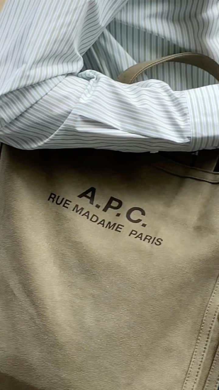 アーペーセーのインスタグラム：「Meet our cabas Recuperation shopping bag in stonewashed raw cotton canvas.   Available online and in-stores in khaki and black.  #APCParis」