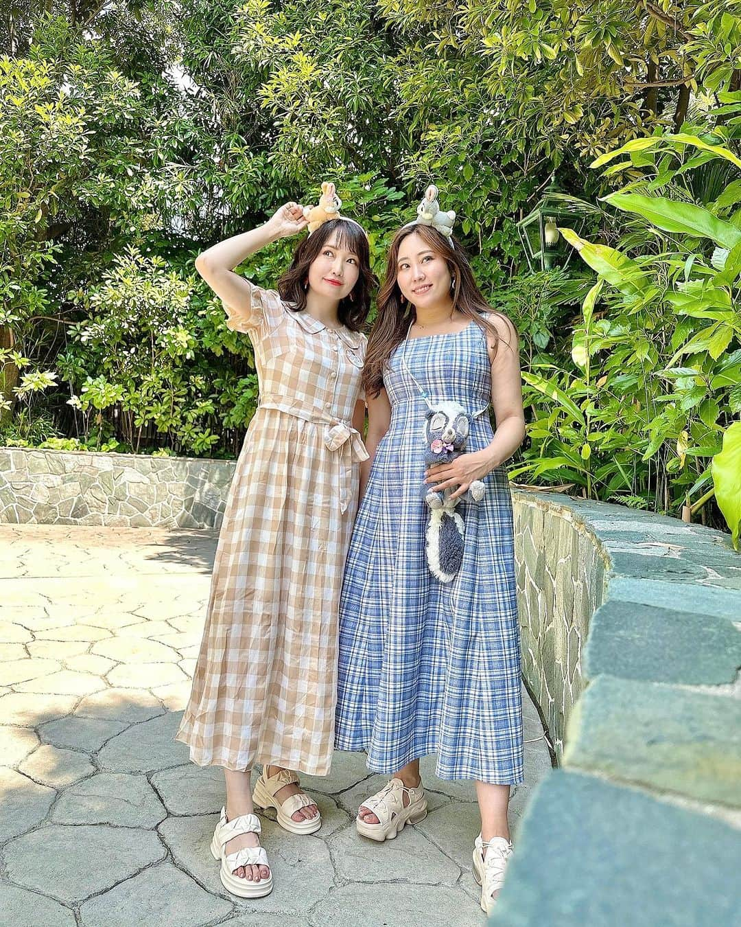 浅井麻里さんのインスタグラム写真 - (浅井麻里Instagram)「🐰とんすけ＆ミスバニーバウンド🐰 ⁡ ディズニーランドで、 とんすけ＆ミスバニーバウンド💕🐰 ⁡ このカチューシャどっちもほんと可愛い💕🥰 ⁡ たまたま二人ともギンガムチェックワンピで、 合わせたみたいになって嬉しかった♬♬ ⁡ ⁡ #とんバニ #とんすけバウンド #ミスバニーバウンド #双子コーデディズニー #ディズニーランド #tokyodisneyresort #tokyodisneyland #disneyland #ミスバニーコーデ #とんすけコーデ #ディズニーフォト #ディズニー写真部 #ディズニー好きな人と繋がりたい #ディズニーバウンド #ディズニーカチューシャ #ディズニーコーデ #東京ディズニーリゾート #東京ディズニーランド #リンクコーデ #東京迪士尼 #迪士尼 #disneygram #Thumper #missbunny #disneycode #ギンガムチェックワンピース #チェックワンピース #夏ディズニー」7月9日 17時36分 - mari_asai_625