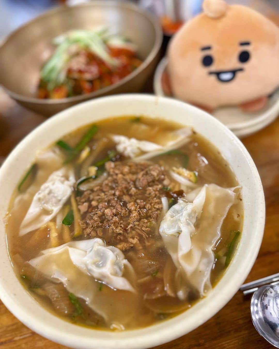 TONEAYUさんのインスタグラム写真 - (TONEAYUInstagram)「韓国ごはん ~🇰🇷🥄🥢 ⁡ ジョングクが行った焼肉から、いつもの明洞餃子まで🫶 ⁡ フードファイターって写真は、まじでフードファイトだったwwww量wwww ⁡ ユッケビビンバは、次の渡韓でも食べたい😆 ⁡ 行きたいところ今更出てきて、早く渡韓したい← ⁡ 流行りのチュロス屋も行きたい😇 ⁡ ⁡ #韓国 #Seoul #渡韓 #BTS #SUGA #AgustD #ユンギ女の渡韓記録 #SUGA_AgustD_TOUR_in_Seoul」7月9日 17時36分 - toneayu