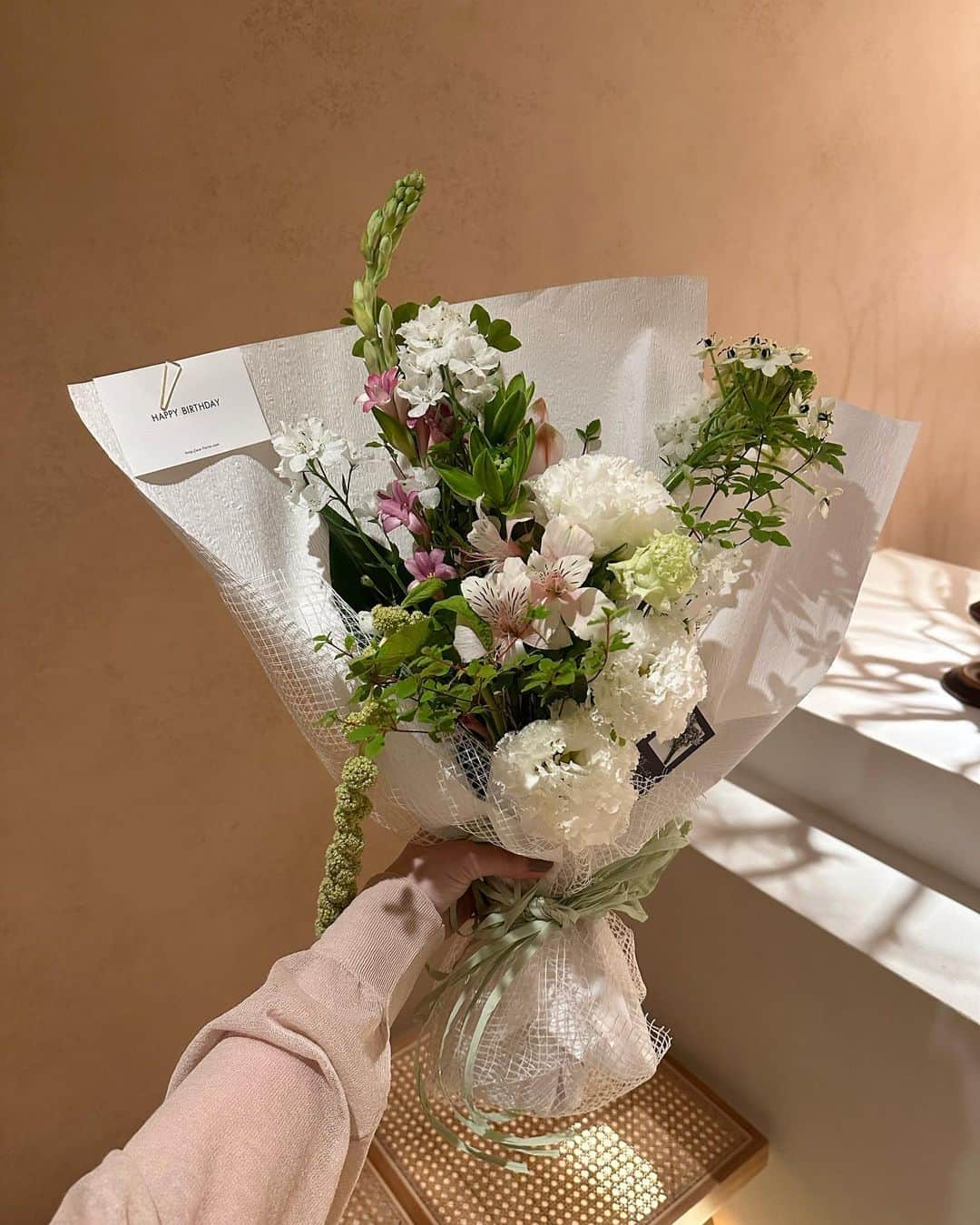 きたかぜあすかさんのインスタグラム写真 - (きたかぜあすかInstagram)「⠀ ⠀ ⠀  宿泊したグランピングのスタッフさんが Ackaのお客様で サプライズでケーキとお花を😭✨✨  センスが抜群すぎて...ありがとうございます♡  ⠀ ⠀ ⠀ @kito.sekigahara」7月9日 17時36分 - asukaa02