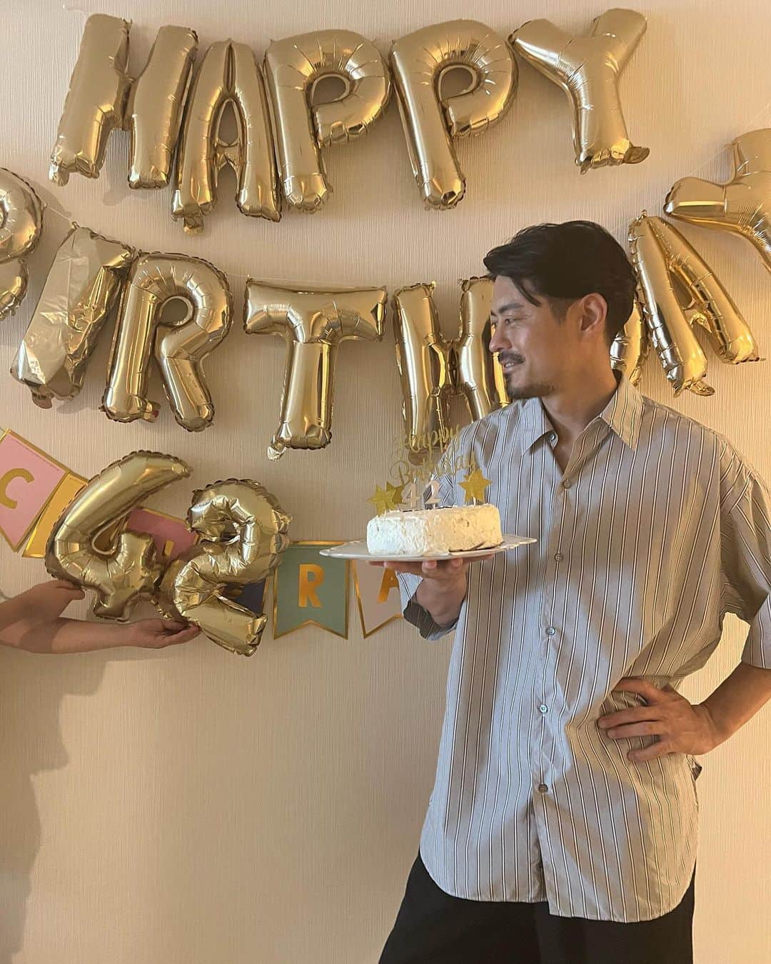 畑野ひろ子さんのインスタグラム写真 - (畑野ひろ子Instagram)「🎂HAPPY BIRTHDAY 🎂  42歳👏👏👏  今年は、姉妹で手作りしたケーキでお祝いしました🥂✨  パパおめでとう🎊いつもありがとう」7月9日 17時39分 - hiroko_hatano_