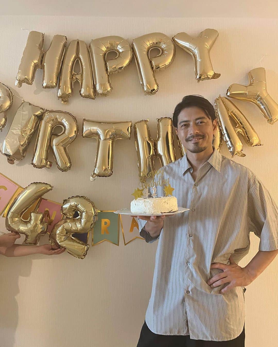 畑野ひろ子のインスタグラム：「🎂HAPPY BIRTHDAY 🎂  42歳👏👏👏  今年は、姉妹で手作りしたケーキでお祝いしました🥂✨  パパおめでとう🎊いつもありがとう」