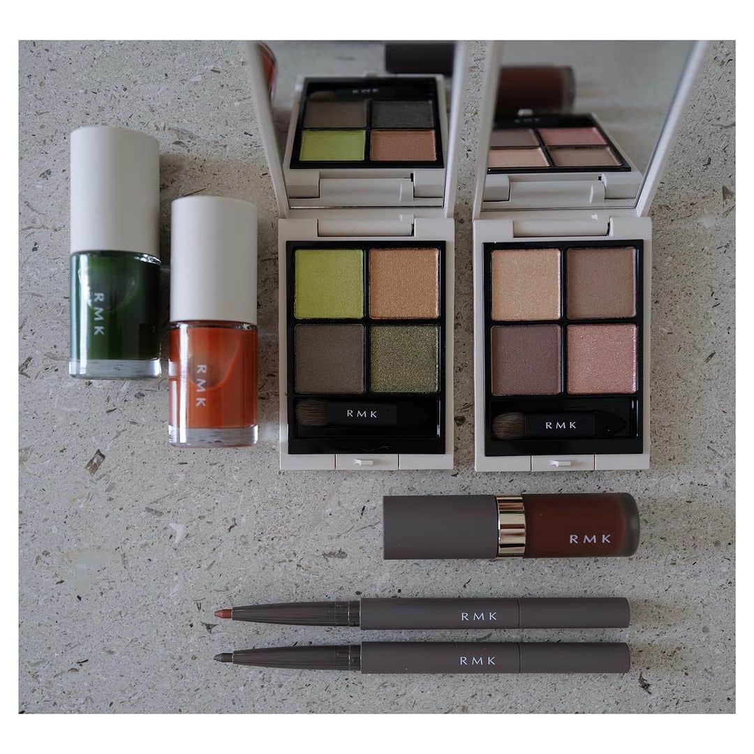 JUNNAのインスタグラム：「@rmkofficial  FALL COLLECTION 2023  モノクロマティックなモダン スモーキーアイ  重ねるごとに深みを増し、混ざりながらも透明感がでる。  今年のAWは重ねてもくすまない透明感やワントーンのグラデーションで作るメイクアイテムが豊富。しっかり洋服のトレンドとリンクしている。  ラメも上質でまるで濡れているかの様な仕上がり。  シンクロマティック アイシャドウパレット🎨  エニグマティック(写真左のグリーンのパレット)を使ったLOOKの奥ゆきのある目元のメイクがとっても素敵でした。  落ち着いたトーンの髪色にグリーンのグラデーション。 一見難しそうだけど、実は眼球の色とも馴染みやすいカラーで軽く重ねるだけでぐっと深みの増す魔法のカラー。  #rmk #秋メイク」