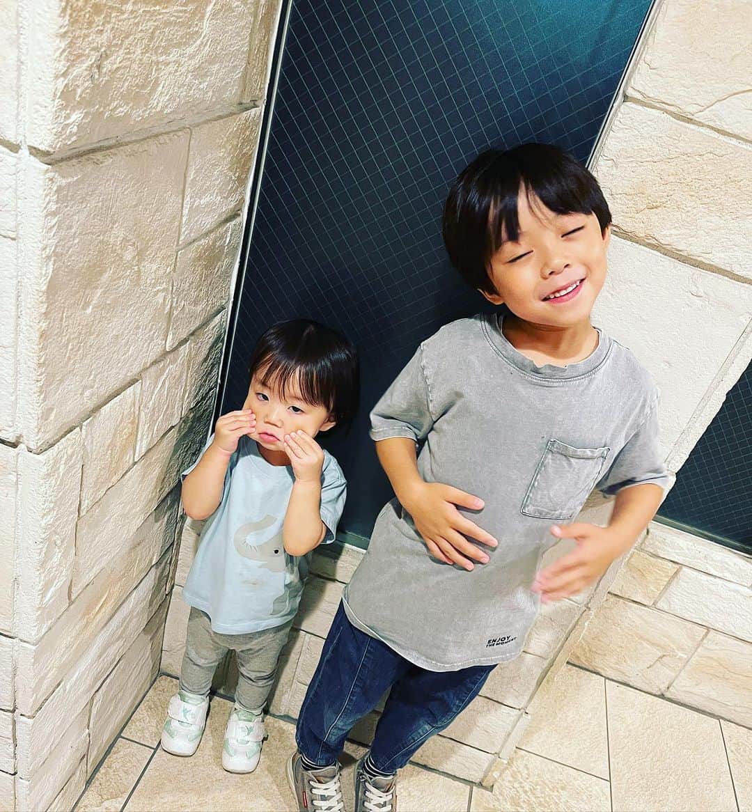 恒松あゆみのインスタグラム：「週末の兄妹。  変顔までがセット。   #兄と妹   #6歳7ヶ月   #1歳10ヶ月   #変顔」