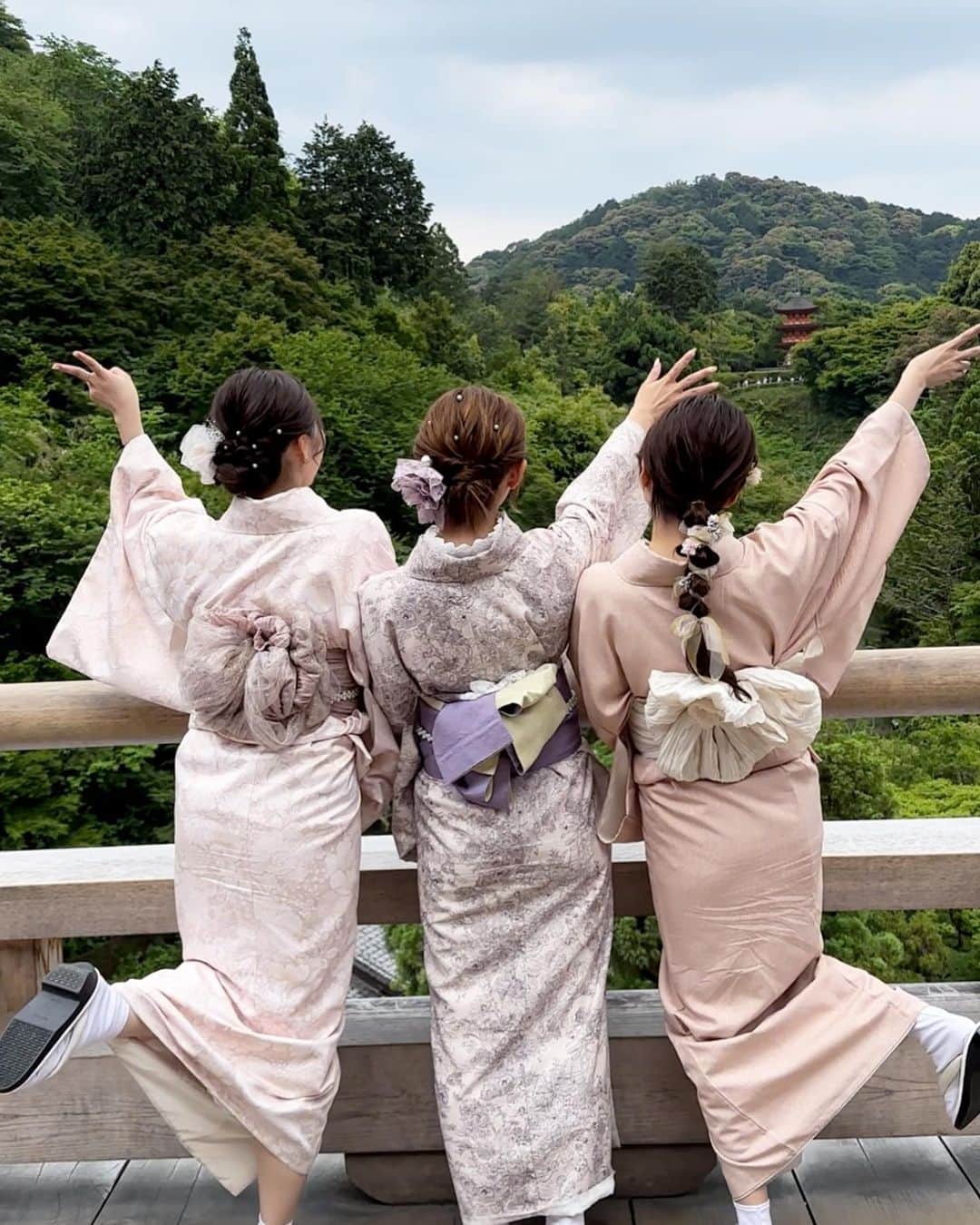 カトリナさんのインスタグラム写真 - (カトリナInstagram)「⁡ ⁡ 時差投稿✏️ ⁡ ⁡ ⁡ ずっと3人で京都で浴衣着たいねって言ってて やっと叶った日👘 ⁡ ⁡ ⁡ 京都の思い出たち📸 ⁡ ⁡ ⁡ ⁡ 次は紅葉の時期に行きたいな🍁  #京都旅行 #女子旅 #清水寺 #浴衣レンタル #京都浴衣レンタル #京都グルメ」7月9日 17時42分 - suzu_nanase715