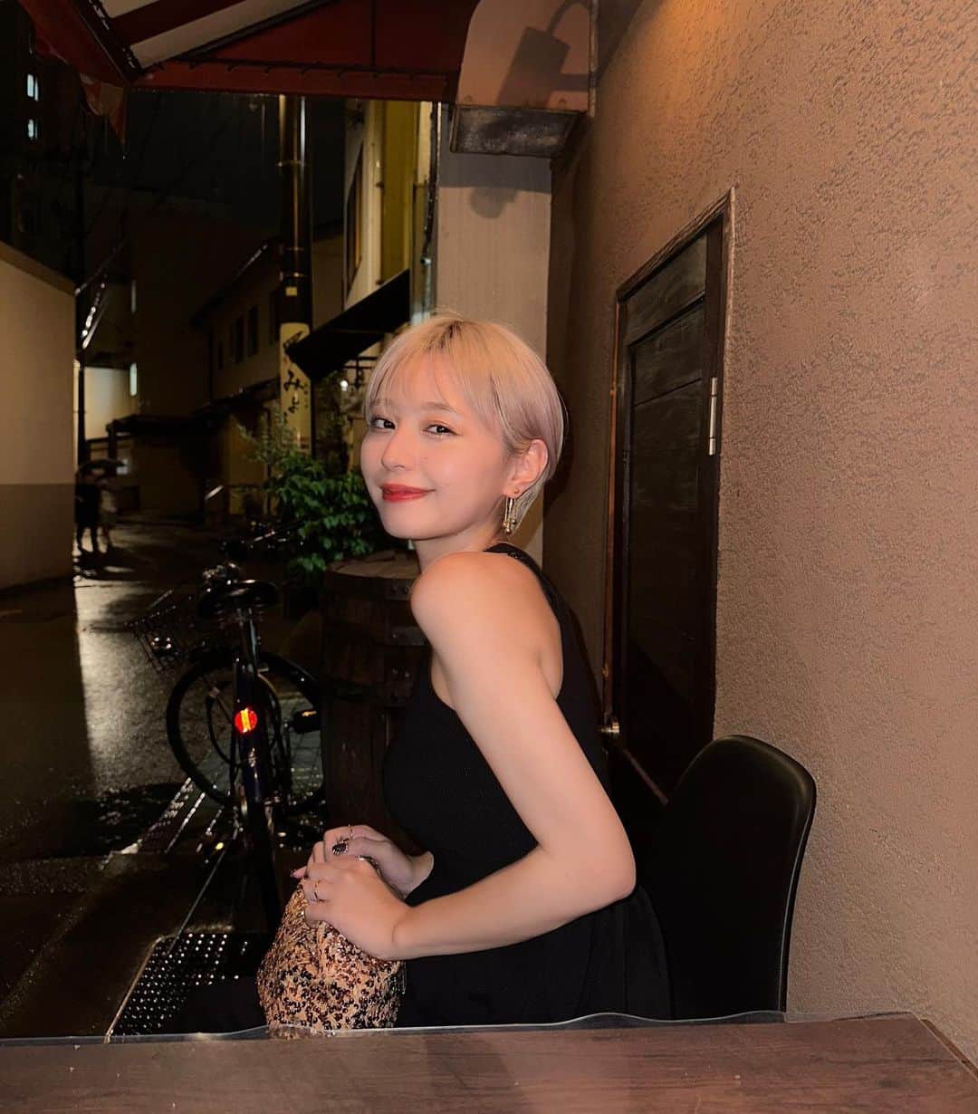 MIORIのインスタグラム：「Dinner Look💖  キラキラした小物ってテンションあがる🌙 なんか照明？で髪の毛ピンクに見える？ ・ ・ ・ #ショートヘア#ハイトーンショート#ショートカット#ディナーコーデ#デートコーデ#休日コーデ」