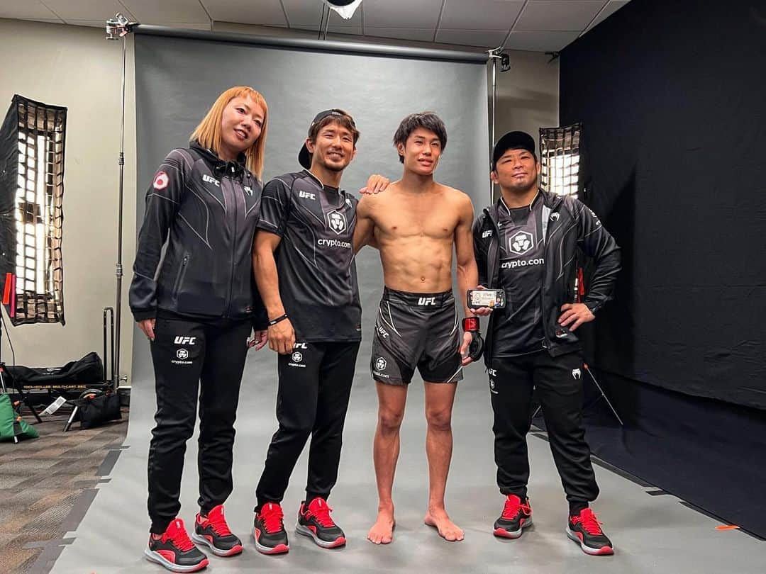 岡田遼のインスタグラム：「4 UFC wins a row!!  2週間前ジャクソンビルでかける言葉も見つからなかった試合消滅劇から念願のナンバーシリーズでの勝利！  人間は万事塞翁が馬ですね  おめでとう達郎！！  達郎の『試合がしたいッ』という気持ちを汲んで一緒に滞在し続けた松根先生とマリリンに心からrespect!! #平良達郎 #松根良太 #THE」