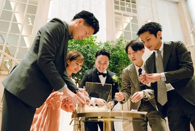 TAKE and GIVE NEEDS(T&G公式) さんのインスタグラム写真 - (TAKE and GIVE NEEDS(T&G公式) Instagram)「. おふたりの結婚指輪を入れるリングピローを、ご新郎と友人たちがオリジナルで作りました。たくさんの花を詰めたリングピローを、挙式前にご新婦にお披露目。ご新郎からご新婦への、サプライズ演出です。  #tg花嫁 #wedding #ウェディング #結婚式 #プレ花嫁 #卒花 #卒花嫁レポ #InStyle wedding KYOTO #演出 #リングピロー #サプライズ"」7月9日 17時53分 - takeandgiveneeds_official