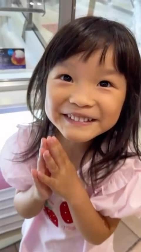 村方乃々佳のインスタグラム：「サーティワンでトリプルの味を忘れないように唱えるののちゃん🍨  #村方乃々佳 #ののちゃん #ののかちゃん #ののちゃんねる #nonokamurakata #노노카 #NONOCHAN  #サーティワン」