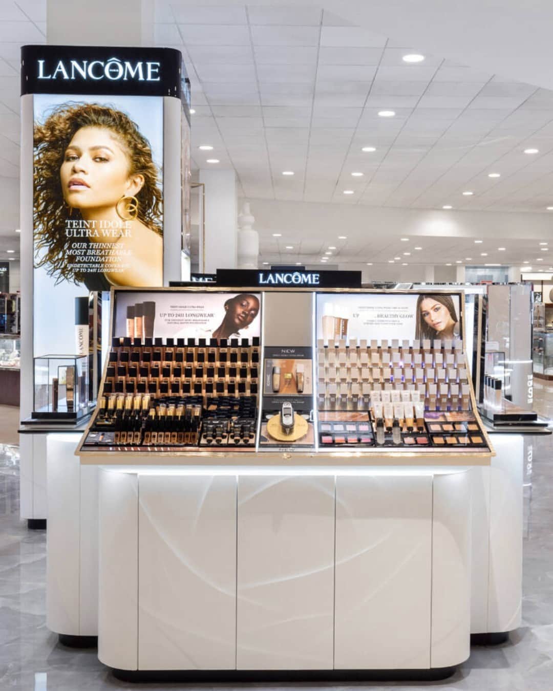 Lancôme Officialさんのインスタグラム写真 - (Lancôme OfficialInstagram)「Lancôme’s Rose Agora-inspired stores: a new premium shopping experience making its way to various cities around the world. The new counters taking over Paris, London, Los Angeles, Shanghai, Milano, and more are built on Lancôme’s precious Rose: they’re the perfect encounter between French savoir-faire and digital design. The Lancômmunity is invited to discover the new architecture in their home or visiting country for a unique experience around Lancôme’s categories: skincare, makeup & fragrance.   Current store locations: Harrods - London, UK Galeries Lafayette - Paris Macy’s South Coast - Costa Mesa Macy’s Garden State Plaza - Paramus Bloomingdale’s Century City - Los Angeles IFC - Shanghai IFS - Chengdu Haikou Xin Hai Gang - Hainan Heathrow T5 - London Rinascente - Milano #Lancome #RoseAgora」7月9日 18時00分 - lancomeofficial