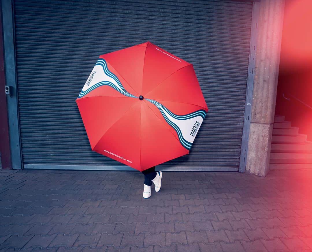 Porsche Japanさんのインスタグラム写真 - (Porsche JapanInstagram)「ポルシェの遊び心は、決して止まない。  #ポルシェ #Porsche #ポルシェライフスタイル #PorscheLifestyle #傘 #Umbrella #梅雨」7月9日 18時00分 - porsche_japan