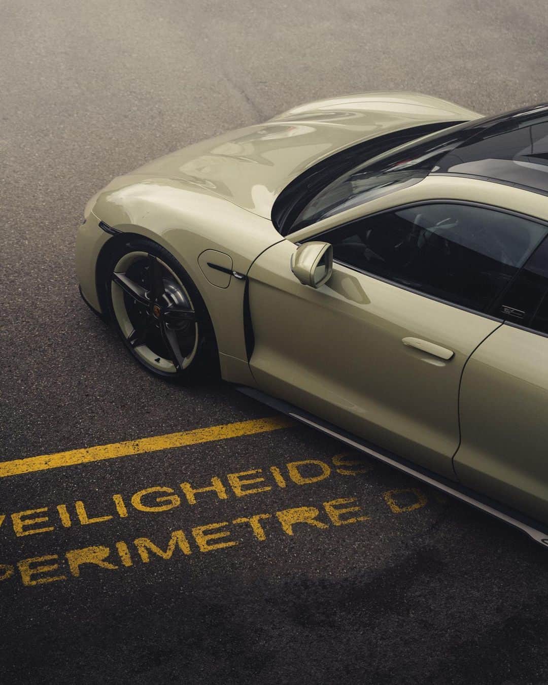 Porscheさんのインスタグラム写真 - (PorscheInstagram)「Celebrating the past whilst making a commitment to the future. The Porsche Taycan GTS - Hockenheim Edition celebrates nine decades of legendary motorsport.   📸 @amaertens 🚙 @porschecentrebrussels #PorscheMoment  __ Taycan GTS: Electrical consumption combined in kWh/100 km:  23,3 - 20,4 (WLTP); Range combined in km:  439 - 502 (WLTP), Range City in km:  539 - 621 (WLTP); CO2 emissions combined in g/km: 0 (WLTP) I https://porsche.click/DAT-Leitfaden I Status: 07/2023」7月9日 18時00分 - porsche