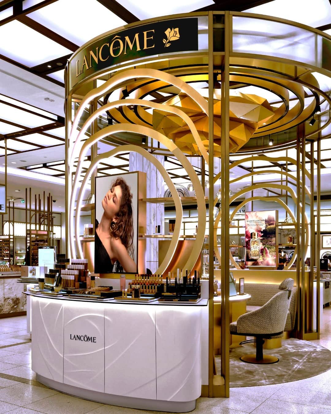 Lancôme Officialさんのインスタグラム写真 - (Lancôme OfficialInstagram)「Lancôme’s Rose Agora-inspired stores: a new premium shopping experience making its way to various cities around the world. The new counters taking over Paris, London, Los Angeles, Shanghai, Milano, and more are built on Lancôme’s precious Rose: they’re the perfect encounter between French savoir-faire and digital design. The Lancômmunity is invited to discover the new architecture in their home or visiting country for a unique experience around Lancôme’s categories: skincare, makeup & fragrance.   Current store locations: Harrods - London, UK Galeries Lafayette - Paris Macy’s South Coast - Costa Mesa Macy’s Garden State Plaza - Paramus Bloomingdale’s Century City - Los Angeles IFC - Shanghai IFS - Chengdu Haikou Xin Hai Gang - Hainan Heathrow T5 - London Rinascente - Milano #Lancome #RoseAgora」7月9日 18時00分 - lancomeofficial
