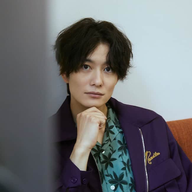 のインスタグラム：「【インタビュー】岡田将生 「マンガを読んでいるとあっという間に一日が終わってしまう」  旬な俳優、アーティストやクリエイターが登場し、「ONとOFF」をテーマに自身のクリエイションについて語る連載「Talks」。vol.96は岡田将生にインタビュー  #numerotokyo #magazine #mode #fashion #art #culture #beauty #lifestyle #people #photo #tokyo #岡田将生」