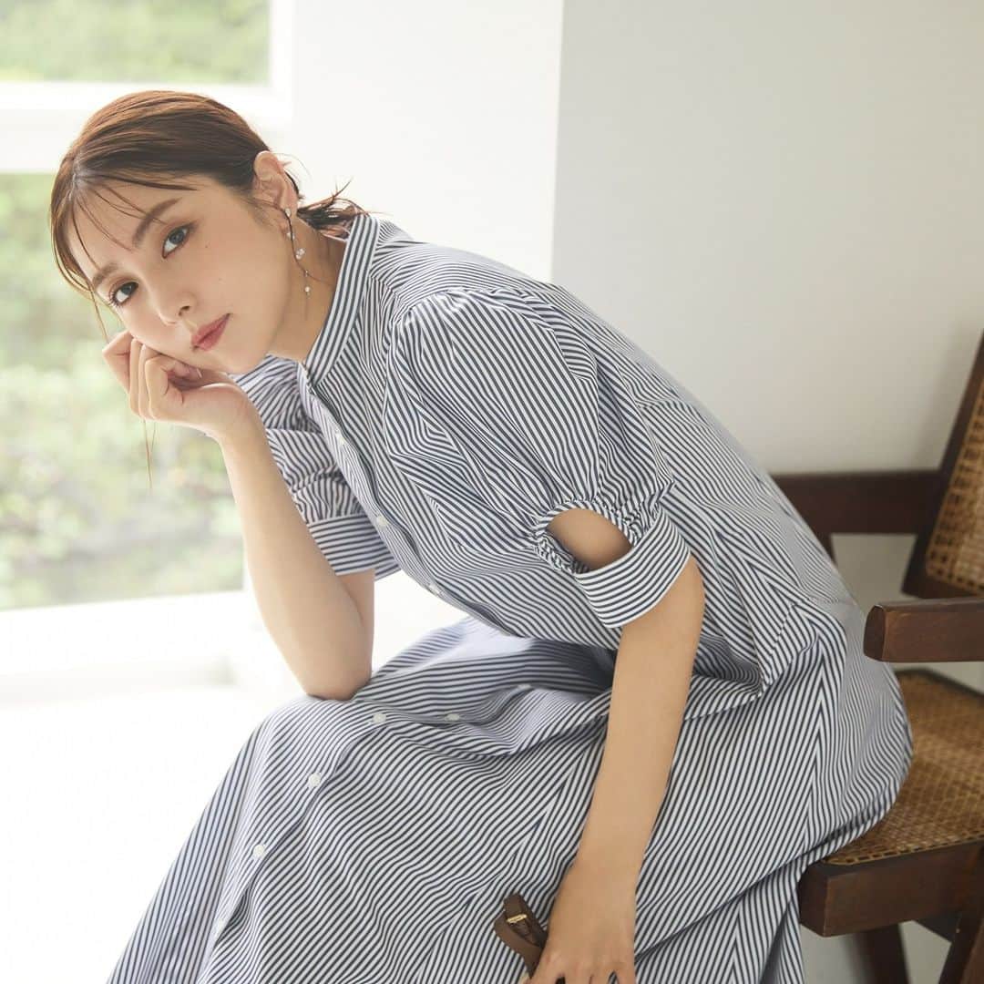 NATURAL BEAUTY BASICのインスタグラム：「石川恋さんが素敵に着こなしてくださった 新作のwebカタログ、第1弾が大好評公開中♪  ■アーチスリットスリーブワンピース ¥12,980 tax in size:S/M/PS color:ピンクブラウン/ネイビーストライプ #0173240744  -------------------------  Late summer's One-piece Collection Meets.Ren Ishikawa  NBBから早くも秋のムードを感じさせる ワンピースコレクションが到着。 こっくりと深みのあるカラーリングに、 目を引くドラマチックなプリント… 季節を先取りするItなワンピース6枚を、 石川恋さんがレディに着こなします。  詳しくは @naturalbeautybasic_official プロフィールのURLより webカタログをチェック♪  #石川恋 さん #ストライプワンピース #ワンピース #シャツワンピース #秋先取り #秋コーデ #夏コーデ #お出かけコーデ #オフィスコーデ #オフィスカジュアル #通勤コーデ #大人可愛い #カラーコーデ  #着回しコーデ #きれいめカジュアル  #ベーシックコーデ #ベーシック #ナチュラルコーデ #トレンドスタイル #シンプルコーデ #ナチュラルビューティーベーシック #naturalbeautybasic」