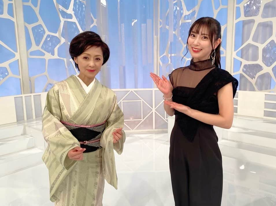 藤井香愛のインスタグラム：「今朝はテレビ東京「洋子の演歌一直線」のオンエアでした☺️ご覧いただきありがとうございます。  長山洋子さんとお写真撮っていただきました✨ お会いするたびにとても優しく声をかけていただけます…💗いつもありがとうございます！  楽屋前で撮る写真、普段は衣装で撮るのに着替えてから気づいて撮ったので私服です😊💦 ピンクぽいパープルワンピ💜🩷 歌うお仕事の時は髪型セットしてから着替えるから前開きか後ろ開きできる服が便利なのです😊✨ いつかおしゃれなジャージとかで華麗に現場入りしてみたい。（笑）  #長山洋子 さん　#テレビ東京 #洋子の演歌一直線　#藤井香愛　#夢告鳥　#歌謡曲　#徳間ジャパン　#演歌  #燻製」