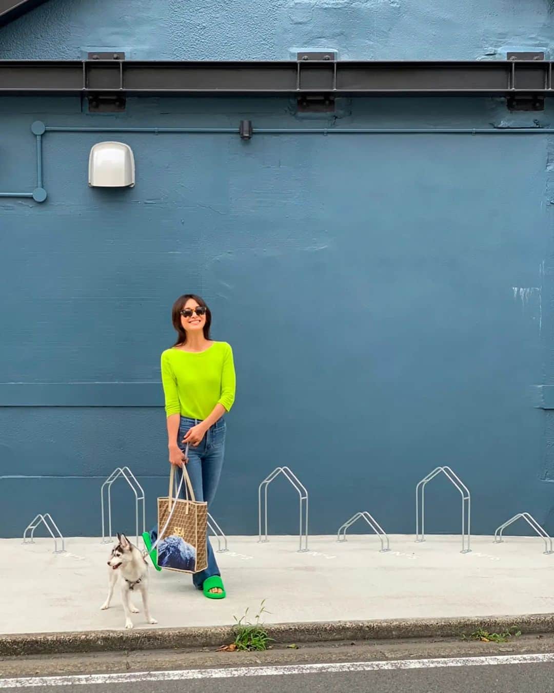 Yoshiko Kris-Webb クリス-ウェブ佳子さんのインスタグラム写真 - (Yoshiko Kris-Webb クリス-ウェブ佳子Instagram)「with Faye💚 ルームシューズだったど緑のサンダル。 #PawsomeDogFaye」7月9日 18時01分 - tokyodame