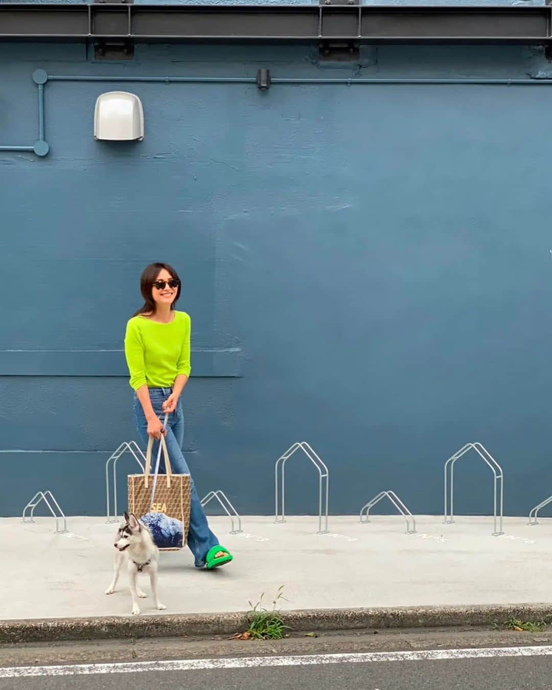 Yoshiko Kris-Webb クリス-ウェブ佳子さんのインスタグラム写真 - (Yoshiko Kris-Webb クリス-ウェブ佳子Instagram)「with Faye💚 ルームシューズだったど緑のサンダル。 #PawsomeDogFaye」7月9日 18時01分 - tokyodame