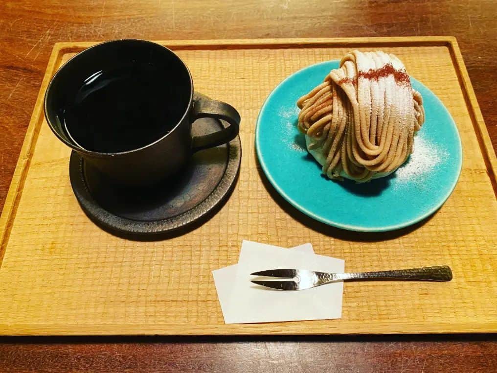 前原誠司のインスタグラム：「昨日の「おやつタイム」に、京都市東山区祇園南側の「万治カフェ」に伺い、「出来たてモンブラン」と「ブラックコーヒー」をいただきました。上のクリームは、注文を受けてからのせる、まさに「出来たて」です。甘さは控えめ。とても美味しかったです。私の元東山後援会の会長を務めていただいた杉浦貴久造さんのお嬢様が実家を改築して経営されています。北尾さん、ご馳走様でした。（誠）#まえはランチ  https://map.yahoo.co.jp/v2/place/JqlL0wBJ8nM?fr=sydd_p-grmspot-1-header_gs-ttl_lc」