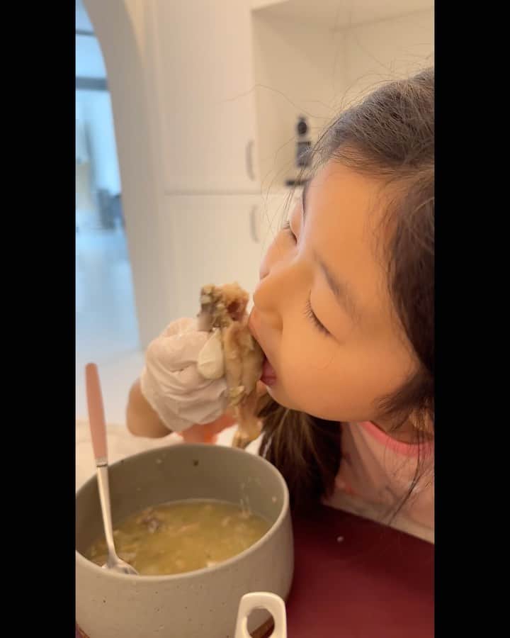 パク・タミのインスタグラム：「- 인스타 재미가 또 맛집 정보 알게되는거잖아요? 제가 자주 가는 삼계탕 집이 있어요~^^ 진전복삼계탕 이라고, 강남의 유명 맛집. <건강한 음식, 파는 밥이 아닌 먹는 밥을 드린다>는 모토가 너무 좋고, 실제로 정말 맛있구요. 강남에만 강남구청, 논현, 대치, 신사, 압구정, 잠실 등 6개의 직영점을 운영 중인 제대로 된 삼계탕을 끓여내는 찐맛집에서, 완도의 매생이를 넣은 삼계탕 역시 이미 매장에서 고객들에게 큰 사랑을 받아온 베스트 메뉴인데~ 이미 올초부터 이 얘기를 본사와 나눠왔고, 제가 당연히 먼저 먹어봤고, 만족했구요. 저는 냉동 음식을 별로 좋아하지 않는 일인이예요. 그러니 더 까다롭게 먹고, 소개는 더더욱이겠죠?^^  1. 일단 닭 크기 시중에 판매되고 있는 타사 제품들의 용량은 보통 800g ~ 1000g 참매생이 삼계탕은, 1200g을 담았습니다! 삼계탕팩의 스케일이 다를거예요.  2. 매생이 삼계탕이라니 생소해요~ 진한 삼계탕 육수와 해조류 매생이의 만남으로, 음… 쉽게 맛을 설명 드리면 사골미역국의 깊고 진한 맛?  3. 매생이 안비려요? 매생이는 잘못 요리되면 비린 맛이 치고 올라올 수 있는데, 비린 맛을 깔끔하게 확! 잡았어요!  4. 완도매생이의 장점은? 매생이는 철분함량이 우유의 40배, 칼슘함량이 우유의 5배 높은 것으로 알려져 있으며 5대영양소가 골고루 들어가 있는 건강식이예요. 특히 완도 바다는요. 90% 이상이 맥반석으로 이뤄져 있어 영양성분이 더욱 뛰어난 것으로 유명하답니다.  5. 닭고기 살이 정말 부드럽고, 국물이. . 👍🏻  6. 당연히 HACCP인증 제조시설에서 했구요^^  초,중,말복.. 준비하셔야죠. 저는 올해 벌써 더위를 먹어본 상태라.. 이미 부지런히 챙겨 먹고 아이들 챙기고 있었어요.  오픈했습니다!🍗」