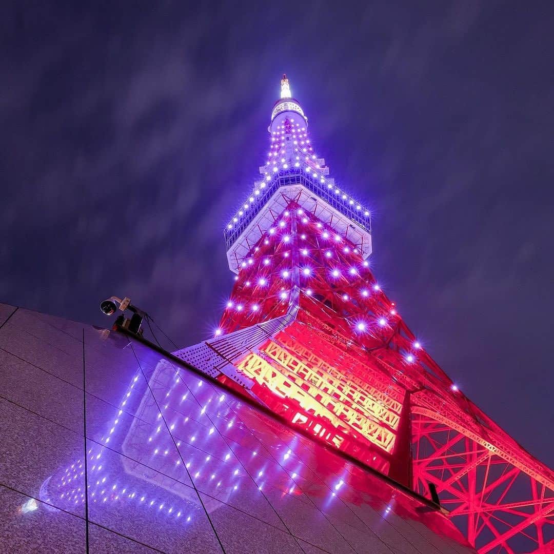 東京タワーさんのインスタグラム写真 - (東京タワーInstagram)「. 先週末、7月7日は七夕でした。🎋   天気にも恵まれ、 東京タワーの展望台に飾られた短冊にも、 様々な願い事が書かれていました。 ※短冊は、増上寺に奉納させて頂きます！   当日のライトアップは七夕の夜限定、 1年に1度のスぺシャルライトアップ✨  白いダイヤモンドヴェールの光度を少しづつ変えて、 星空を表現しています。   本日は、Your Tokyo Tower🗼から @tosan_stha さんのお写真をご紹介します！   素敵なお写真をありがとうございました😊   七夕は終わりましたが 東京タワーの天の川イルミネーションは 引き続き開催中です。   浴衣や甚平を着用すると、 東京タワー内の施設で様々なサービスや特典が 受けられますので、ぜひ浴衣姿でお越しください！  --------------------------------  【 お知らせ 】  # your_tokyotowerで あなたの東京タワー🗼をリポスト！  皆様からの投稿 どしどしお待ちしております！  @tokyotower_official の タグ付けもよろしくね🖐  詳細はプロフィールにある 固定されたフィード投稿から↓ @tokyotower_official  -------------------------------- #東京タワー #東京タワー🗼  #tokyotower #tokyotower🗼  #ライトアップ #lightup  #七夕  #天の川」7月9日 18時07分 - tokyotower_official