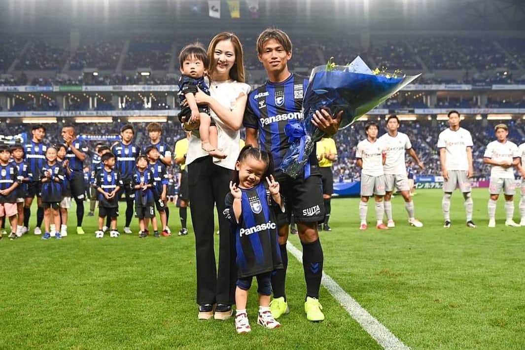 姫野れみのインスタグラム：「. J1通算150試合出場のセレモニーをしていただきました💐 ここまでくるのに本当にたくさんの困難がありましたが 乗り越えて主人が無事達成できたことを嬉しく思います。  怪我が続いた時、 復帰しても怪我なく練習から帰ってこられるか、 毎日不安だった日々を思い出しました。  今、こうして怪我なく 最高のスタジアムで試合に出られていること。 これからも一日一日大切に過ごしていきたいです。  そしていつも温かいお言葉で応援して下さり、 ありがとうございます。 これからもよろしくお願い致します。  #ガンバ大阪」