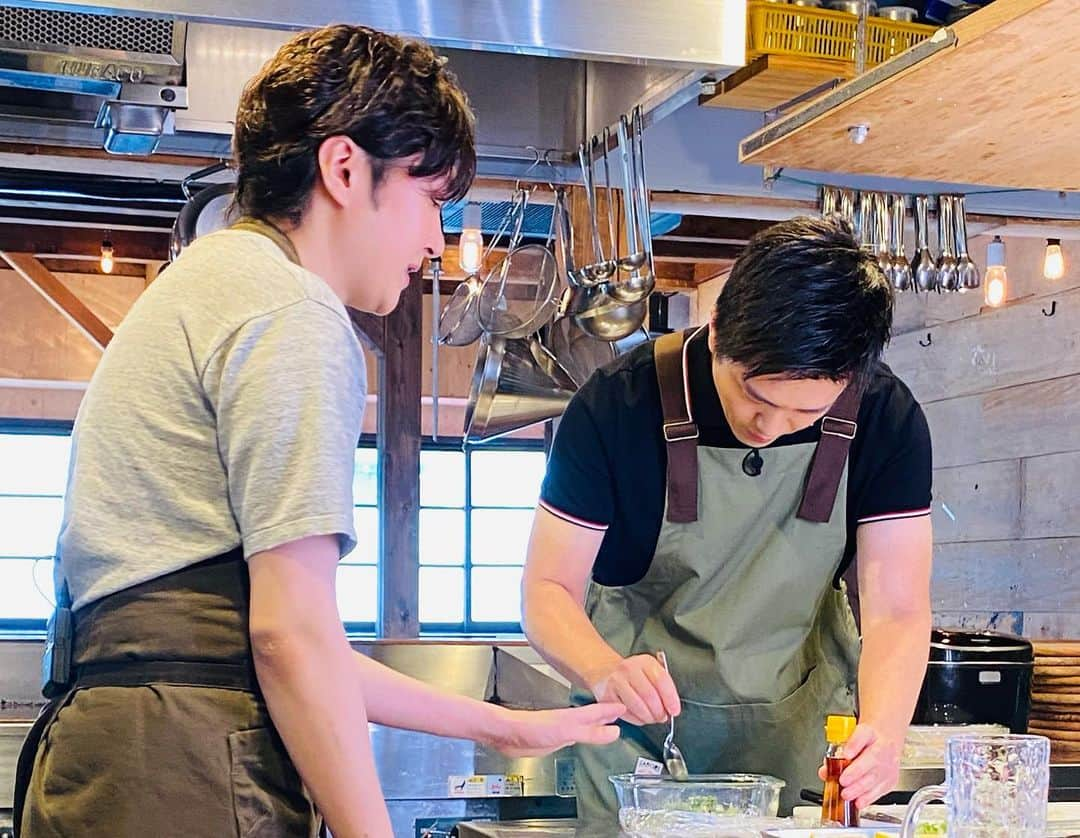 吉村洋文さんのインスタグラム写真 - (吉村洋文Instagram)「料理研究家リュウジさんと料理やで。簡単で美味しいのできたわ。みんなもいけるで。」7月9日 18時07分 - yoshimurahirofumi