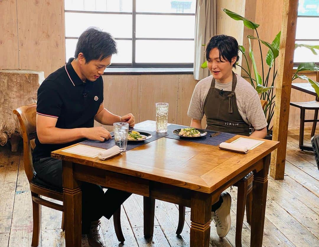 吉村洋文さんのインスタグラム写真 - (吉村洋文Instagram)「料理研究家リュウジさんと料理やで。簡単で美味しいのできたわ。みんなもいけるで。」7月9日 18時07分 - yoshimurahirofumi