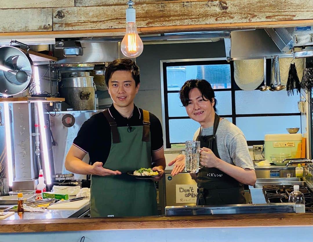 吉村洋文さんのインスタグラム写真 - (吉村洋文Instagram)「料理研究家リュウジさんと料理やで。簡単で美味しいのできたわ。みんなもいけるで。」7月9日 18時07分 - yoshimurahirofumi