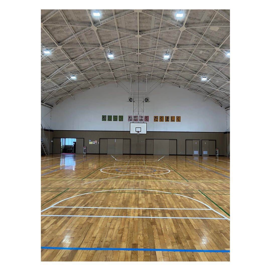 のインスタグラム：「7/7。卒業した小学校が150周年を迎えました☺️🕊️  幼稚園の頃から走り回っていたグラウンド、体育館。校舎。 大好きだった音楽室、楽器倉庫まで変わってなくて☺️ 私が好きだった緑のアコーディオンがまだあった！笑  皆んなのアイドル。エリーさん人形はなくなっちゃったみたいだけど🫣  一気にタイムスリップ📹  校歌も。忘れてると思ったら、、ツラツラ歌う自分に驚きでした笑  皆さんの母校は何周年でしょうか？  #祝150周年 #小学校 #宝塚音楽学校　は #110周年」