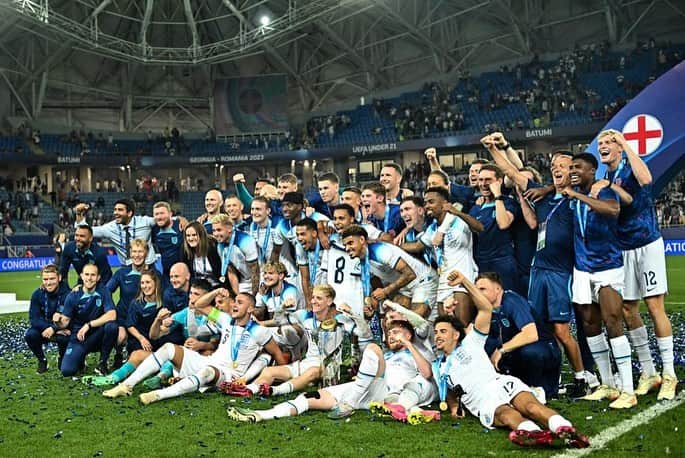 アシュリー・コールのインスタグラム：「What an achievement 🏴󠁧󠁢󠁥󠁮󠁧󠁿  So proud of the lads and everyone else involved behind the scenes. Amazing set of people and staff who all deserve this win.   Special shoutout to the Gaffa and @joleonlescott 🏆」