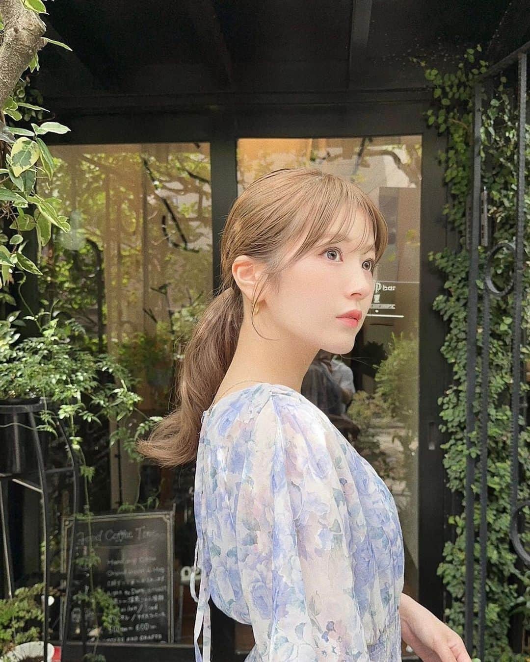 のインスタグラム：「透明感が爆誕する ちゅるちゅるカラコン見つけた🪽  @hapakristin_jp の#DewyKristin グレー  着色直径12.0mmなので、ナチュラルに盛れます♡  クーポンコード【kuroda_10】 を使うと10%オフになるのでぜひ✔︎✔︎  ちなみにお洋服は  @tocco_closet のワンピースです🩵 ヘルシーな肌見せがかわいい。 二の腕カバーもできちゃいます🎶  #低身長コーデ#152cm #hapakristin #dewykristin  #tocco #toccocloset」
