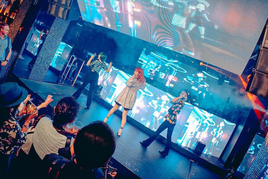 橋本紗奈さんのインスタグラム写真 - (橋本紗奈Instagram)「6/24 \ Wrap Up Party /出演しました🤍 . . . 新曲も初披露して、素敵なステージで、楽しかったな~！ (そしてサイリウムってやっぱいいよね🥺) . . Japan Blockchain Weekに色々な形で携われて光栄です🤍 . . 写真は @kitsunetsuki.jp さん！ 素敵な写真ありがとうございます😭✨ . . CloneGirlsインスタ始めました🌸 @clonegirls_tyo  #instagood #japanesegirl #japan #asiangirls #poseinspo #feedwear #selfie #instalove #ミディアム　#ミディアムヘア #アパレル #サロモ #メイク #ファッション #ポートレート #portrait #live #idol #アイドル #アーティスト　#dance #nft #CloneGirls #CloneX #RTFKT」7月9日 18時10分 - hashimoto_sana