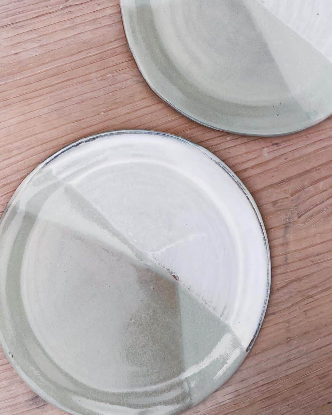 小島梨里杏さんのインスタグラム写真 - (小島梨里杏Instagram)「作陶の記録。  これは少し前の。🌵  裏の飛びかんなの跡に かかる秞の具合がお気に入り。  新作の小さな花瓶２つも 可愛すぎたのでまた見てね。🏺  あもちゃんのごはん皿も 製作中…🤭  #陶芸 #平皿 #高台なし #ceramics #ceramicsart」7月9日 18時11分 - r_riria