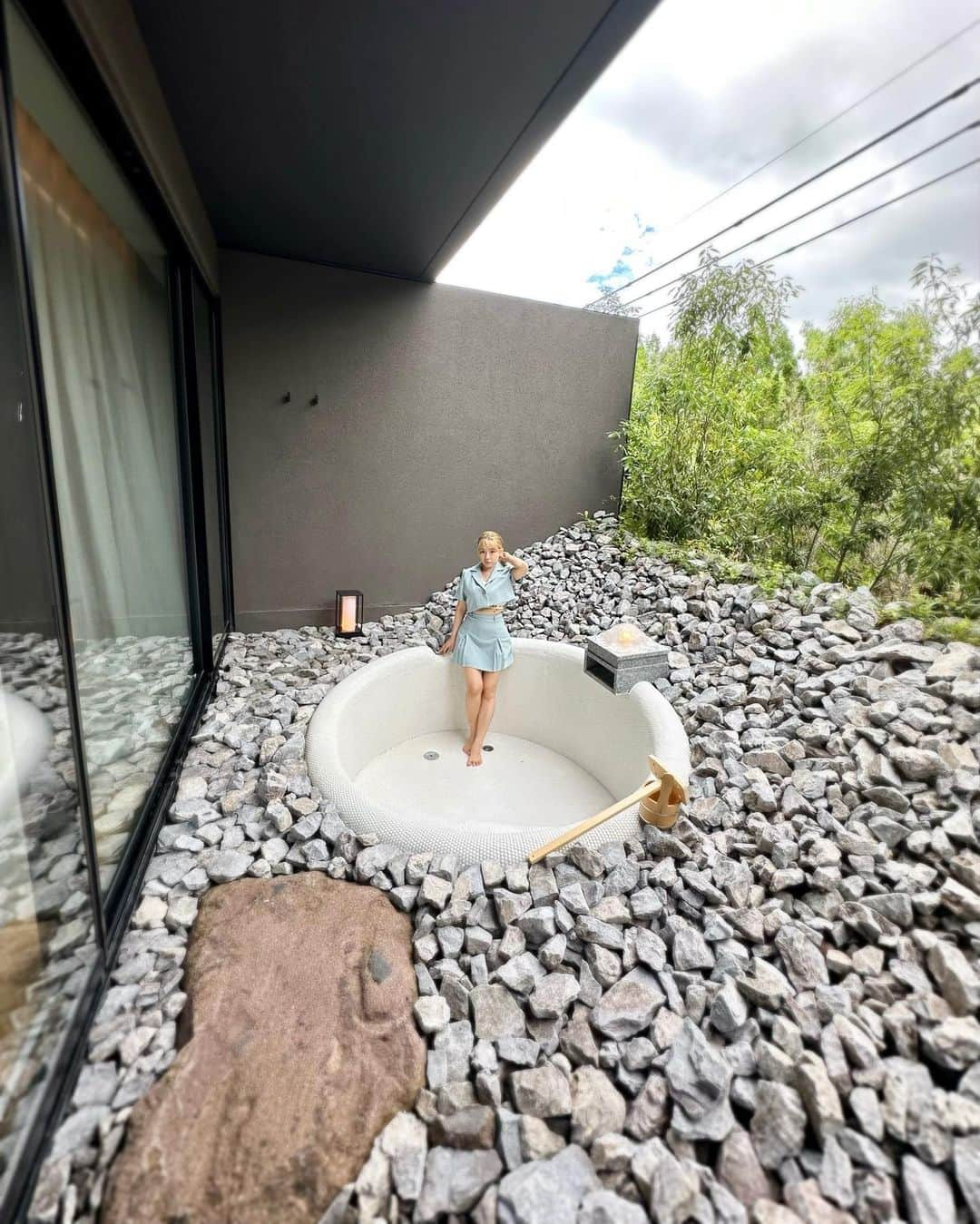 YuhKawasakiさんのインスタグラム写真 - (YuhKawasakiInstagram)「📍ENOWA YUFUIN 6月にオープンしたばかりの BOTANICAL RETREATがコンセプトの オーベルジュな高級ヴィラ ENOWA YUFUIN🩵  こちらはENOWAの中でもお気軽に泊まれる ホテル棟にあるThe Roomsのお部屋⛰️  このお部屋にはインフィニティプールはついてないけれど この可愛い露天風呂がめちゃくちゃ気に入りました😍♨️ ： ： ： ： ： ： #enowayufuin #enowa#由布院#大分#大分温泉#大分旅行#大分ホテル#大分観光 #大分ヴィラ#由布院温泉 #由布院ホテル#由布院観光#湯布院#湯布院ホテル#オーベルジュ#セットアップスーツ #癒しの時間 #貸切露天風呂 #露天風呂付き客室 #高級ヴィラ#ホカンス #ホカンスグラム#絶景ホテル#エノワ#yufuintrip #お風呂場 #国内リゾート #ホカンス #ホカンサー#トランカー」7月9日 18時16分 - yuhkawasaki