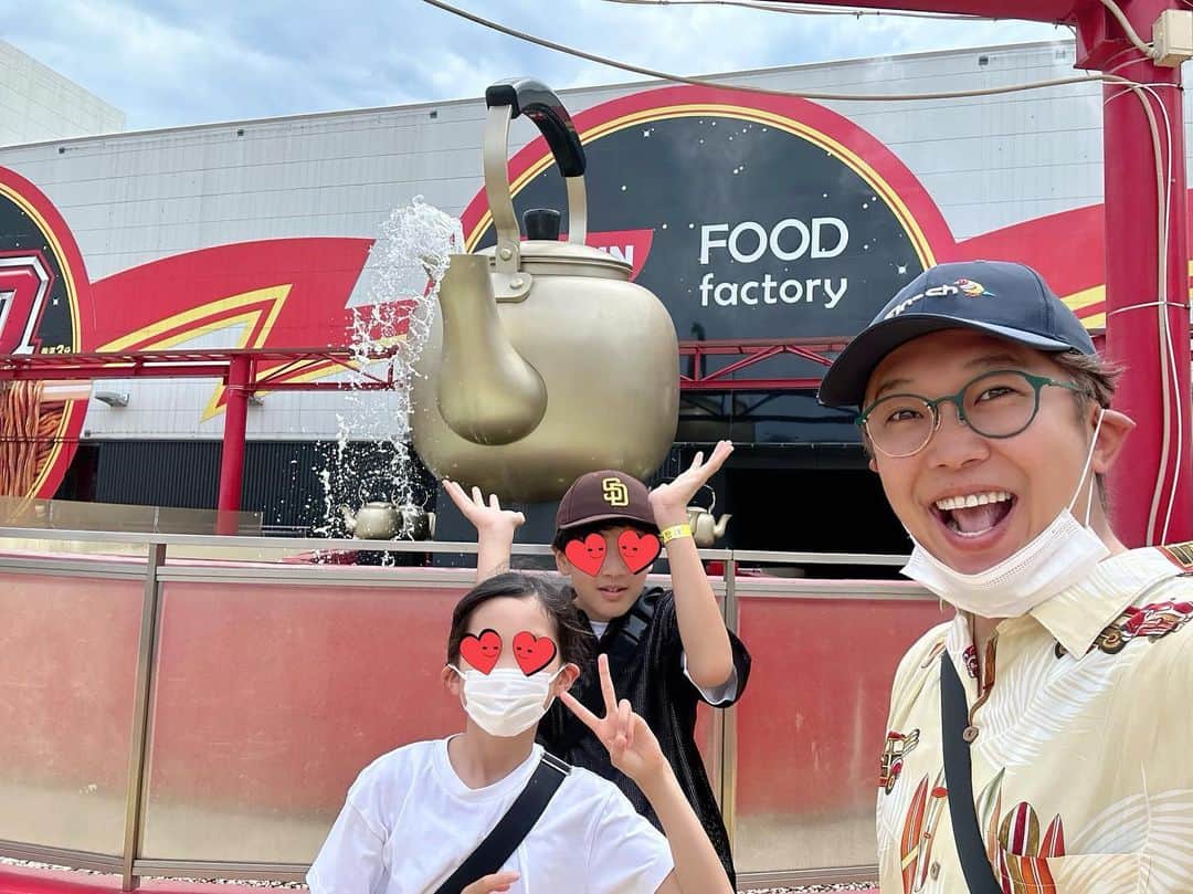 金子貴俊のインスタグラム：「久々に息子、娘と3人でよみうりランドへ遊びに行ってきましたー♪ ジェットコースターが苦手な私ですが、今日は頑張って時速110キロで1.5キロ程を駆け抜けるバンテッドに挑戦！息子も、娘も初挑戦！ 私は一回で満足でしたが、娘は連続で乗りたいと言うほど楽しかったようで、まさかの一番小さい娘が絶叫系に一番強いと言うまさかな結果に父ビックリ🤩腹の底から笑って楽しい時間を過ごせました♪ やっぱり遊園地は楽しいですね〜。 今度はプールも行きたいなぁー。 #よみうりランド」