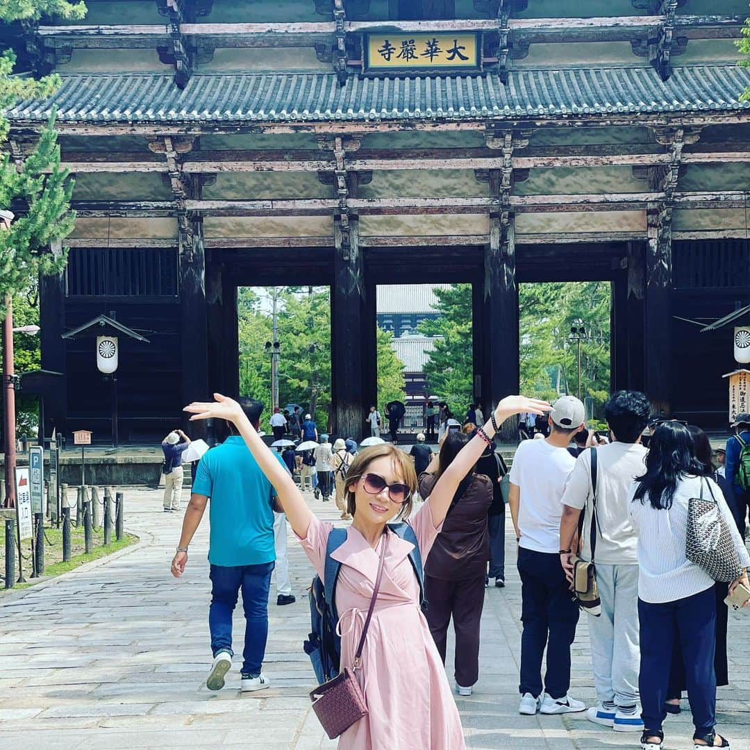 Arisa Nanaseさんのインスタグラム写真 - (Arisa NanaseInstagram)「3枚目以降を見るといいことあるかも！？👀✨奈良の東大寺。初めて修学旅行で見た時から何回か行ったけどやっぱりその大きさに感動。外国人観光客がたくさんいました😊 日本というと、近くの京都に行く方が多いかもしれませんが、私的に鹿とこんなに触れ合えて大仏も拝める奈良は1番おすすめかも！？もっと広まるといいな☺️ #東大寺　#奈良県　#奈良観光　#東大寺大仏殿 #大仏　#観光客　#奈良公園　#日本観光　#日本案内　#nara #todaiji #japantravel」7月9日 18時20分 - arisa.nanase