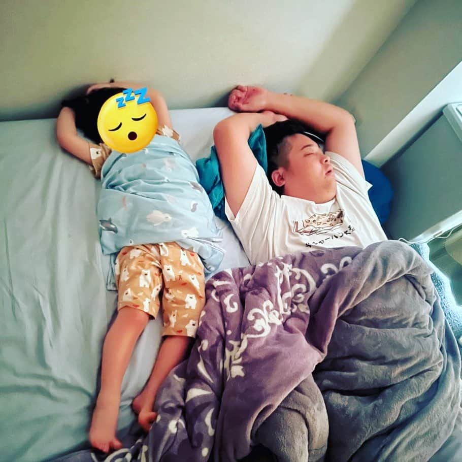 のインスタグラム：「これで寝てたらしいよ 寝相そっくり親子😴😴 #親子 #寝相 #ンダホ」