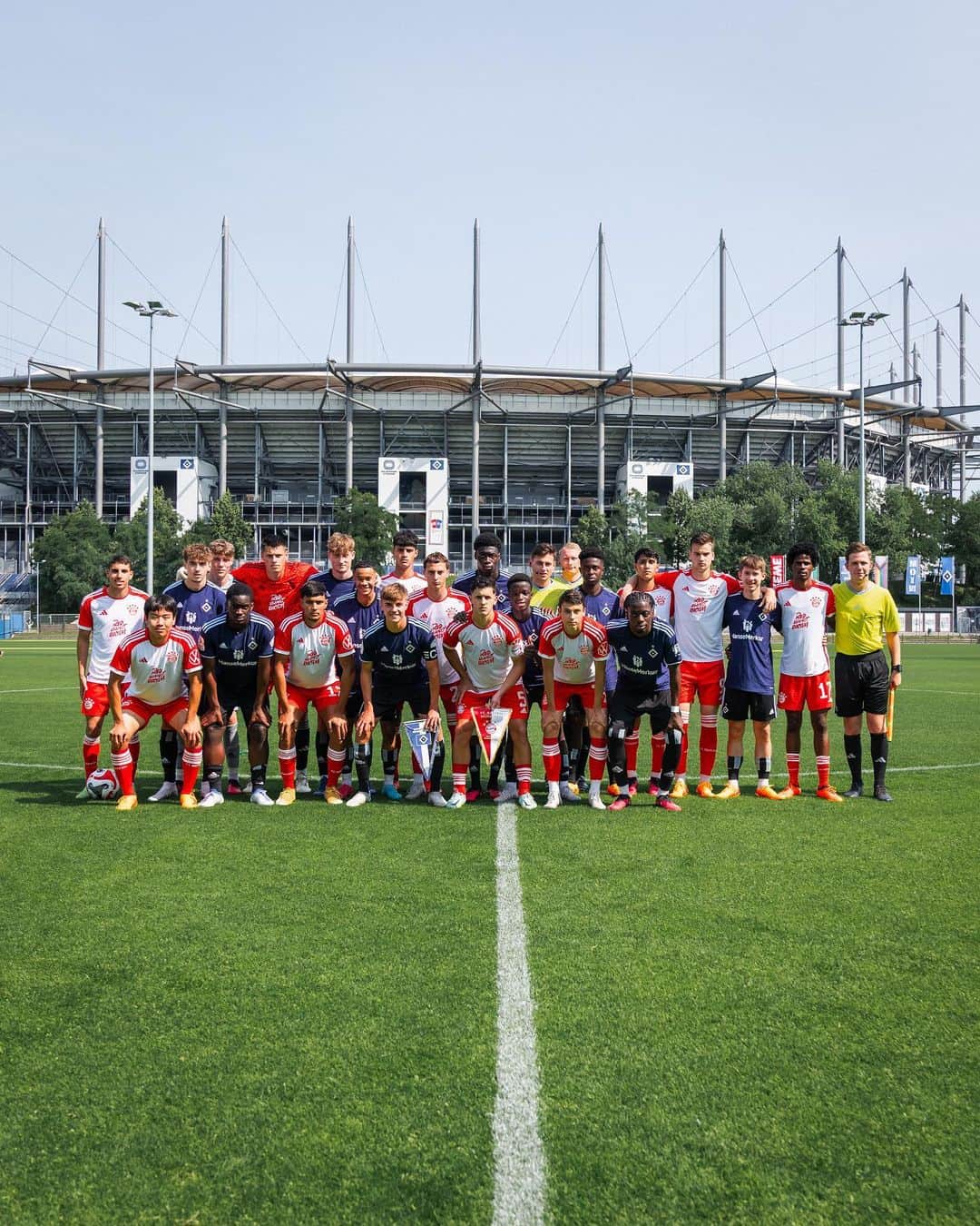 バイエルン・ミュンヘンさんのインスタグラム写真 - (バイエルン・ミュンヘンInstagram)「#FCBayernWorldSquad & #U19 of @hsv met for a friendly at Volkspark today 🏟」7月9日 18時30分 - fcbayern