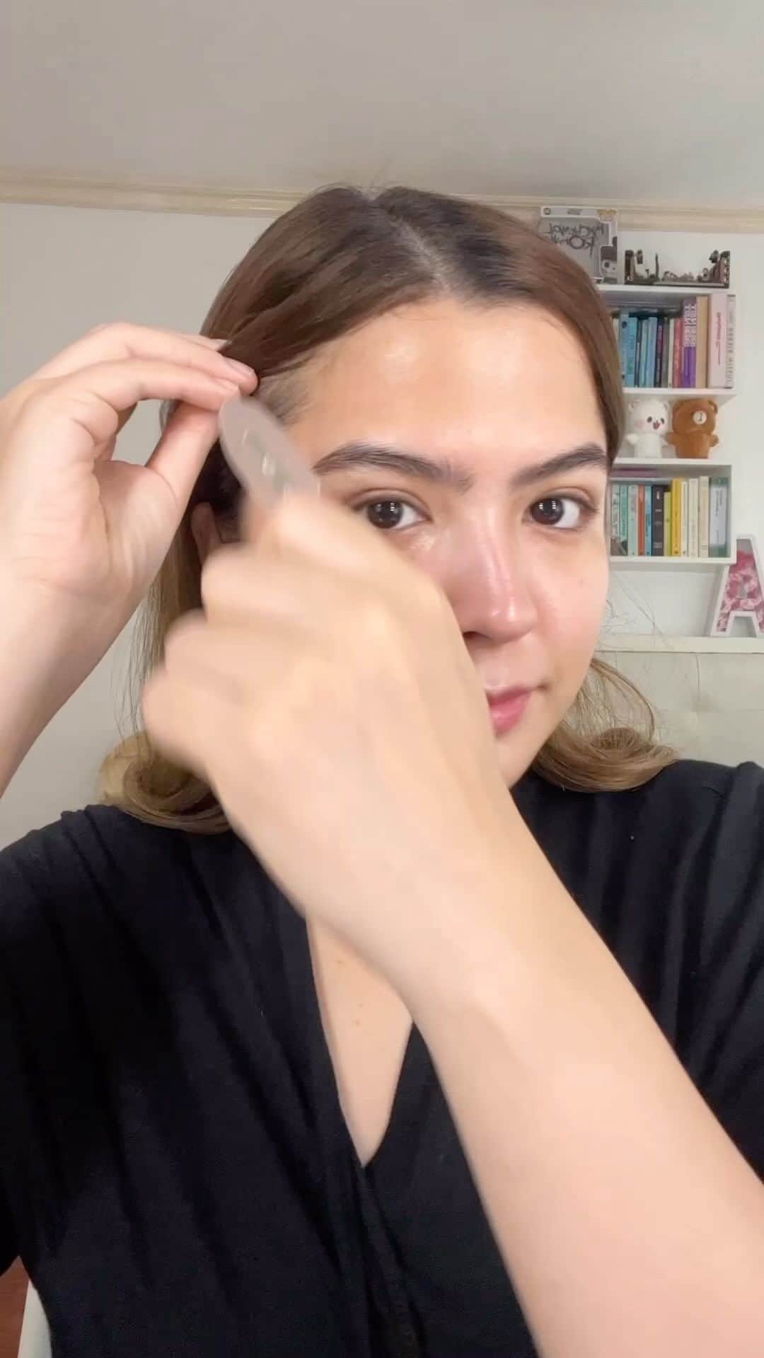 Alexa Ilacadのインスタグラム：「Another sunday #GRWM 💘  Products used ⬇️ - @maccosmeticsph Squirt Plumping Gloss stick - RMK Long Lasting UV Base from @ab_cosme.official  - RMK Smooth Fit Poreless Base from @ab_cosme.official  - @skinned.beauty Brow Glue - @charlottetilbury Flawless Filter - @colourpopcosmetics Golden eyeshadow Palette - Heroine Make black eyeliner from @kissmephilippines  - @surratt curlash (must-have!) - Heroine Make mascara from @kissmephilippines  - RMK liquid foundation from @ab_cosme.official  - @makeupbymario Sculpting Stick - @rarebeauty liquid blush in Joy - @diorbeauty blush in Coral  - @diorbeauty forever skin concealer - @hourglasscosmetics ambient lighting palette vol 1 & 3  - dior - @chuchubeautyph lip liner - @rarebeauty lip oil in wonder」