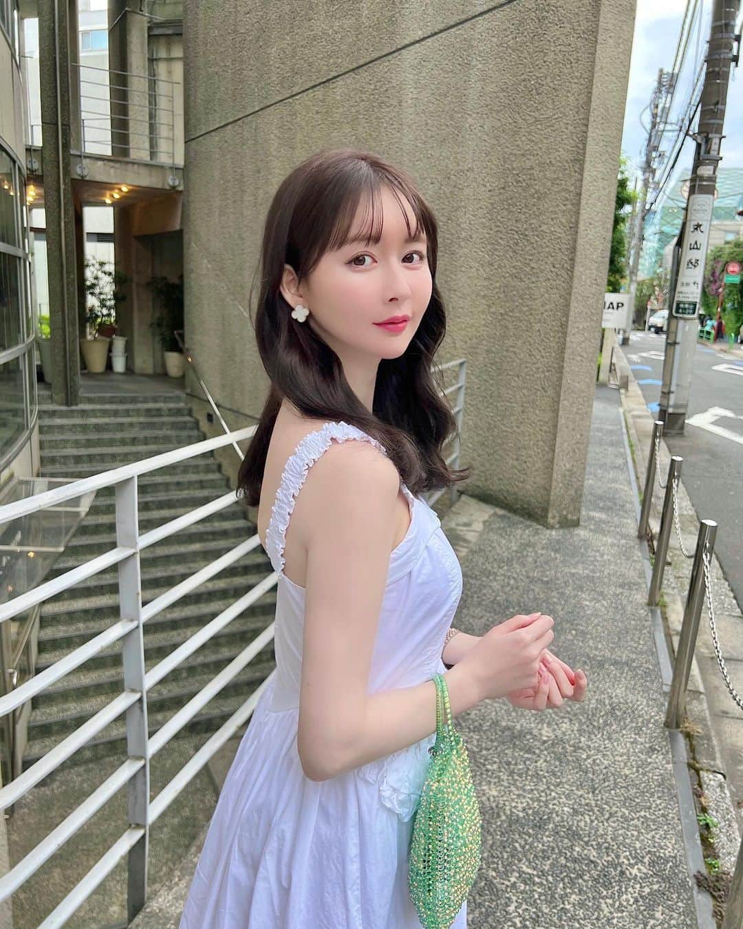 ayakoのインスタグラム：「New 💇🏻‍♀️💖 透明感ある暗めにしたくて☺️ 顔周りは毎回整えてもらってる✂️ いつもありがとしゅんぴ🫱🏻‍🫲🏼✨  ピアスかわいい😮‍💨（何回目） オーダーメイドでピンクゴールドのマジックアルハンブラ🍀💞 ゔぁんくりちゃんブームが私の中でやってきた😮‍💨😮‍💨😮‍💨  バッグは @anteprima_japan 💚 きらきらで夏に使うのにぴったりだなぁとおもって✨🌺」