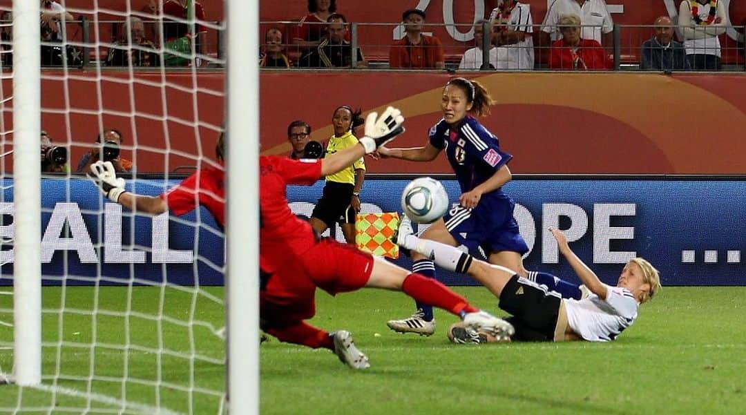 丸山桂里奈さんのインスタグラム写真 - (丸山桂里奈Instagram)「12年前の今日。もうそんな経つんだなぁ。幻じゃなくてよかった〜 間違いなく，私の人生を変えたシュートです⚽️ サッカーやっていてよかったなぁと思えたゴールでした‼️ そして2011年のなでしこジャパン，最高のチームだった。 このメンバーでいれたことを一生宝物にします💠  #2011年 #FIFAドイツワールドカップ #フランクフルト #vsドイツ #1-0 #一生忘れないゴール #記念日 #右足ありがとう #大きくなったらぷくぷくに見せよう #いい意味で #インスタバエ」7月9日 18時25分 - karinamaruyama