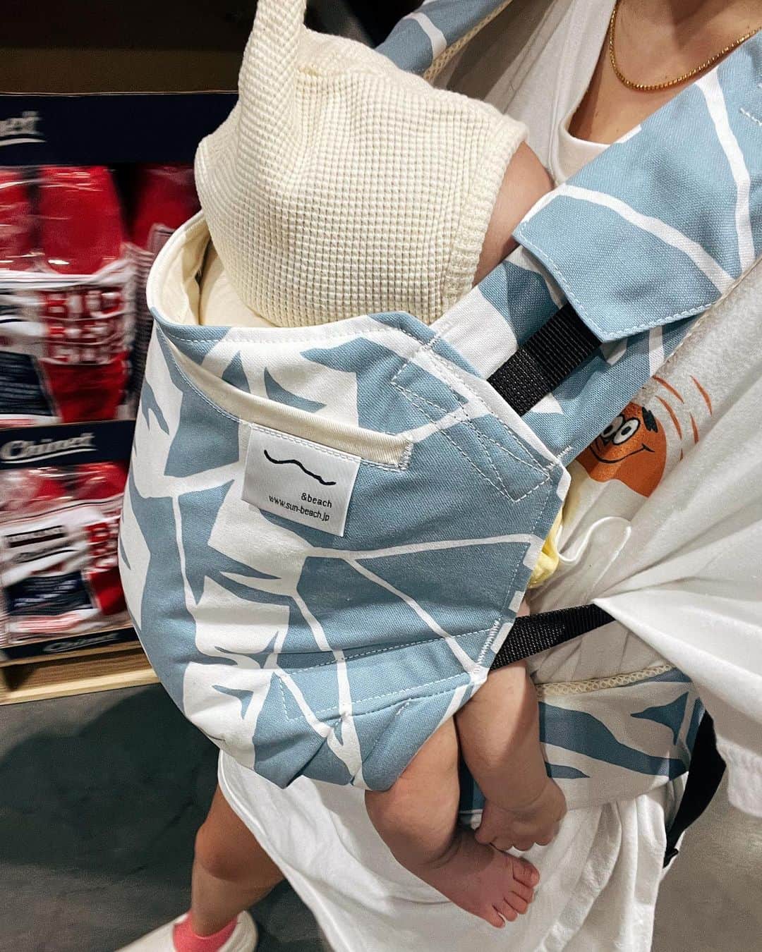 マイコ さんのインスタグラム写真 - (マイコ Instagram)「* コストコデビュー🛒✨ コストコは抱っこ紐欠かせないんだけど メインの抱っこ紐が 私の体型的になかなかフィットせずパパ用にw 私が抱っこの時は @sunbeach.official の抱っこ紐になりました🩵💙 余って浮いてた肩ベルトもフィットしたからか なんかすごい軽く感じる😍 👶🏻も抱っこ大好きだから 毎回喜んで寝てるし、 赤ちゃんの方にも安全ベルトがついてるから グラグラする事もないし 私も安心して動き回れてよかった☺️ ・ ・ ・ ・ #赤ちゃんのいる生活#生後2ヶ月ベビー#子育てママ#サンアンドビーチ#抱っこ紐#sunbeach_premiummonitor#抱っこ紐選び#抱っこひも」7月9日 18時34分 - maicorori