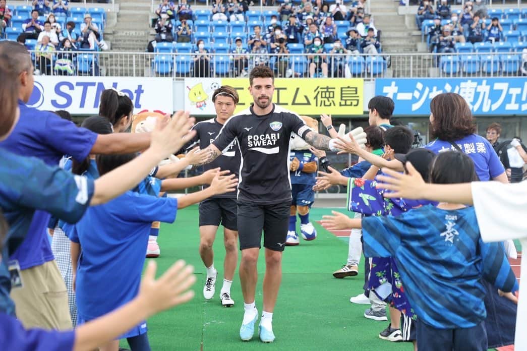 徳島ヴォルティスのインスタグラム：「【7/9(日)19:00 岡山戦】  ピッチ内アップ開始🔥 まもなくKICKOFF！  #徳島ヴォルティス #vortis  #Jリーグ #football」