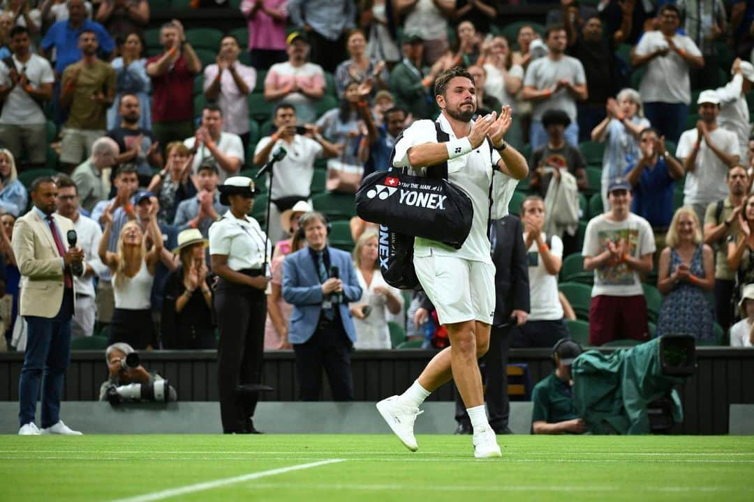 スタニスラス・ワウリンカのインスタグラム：「Bye bye @wimbledon 👋🏻🌱🙏🏻💚 #passion #memories #thankyou #hardwork #dedication」