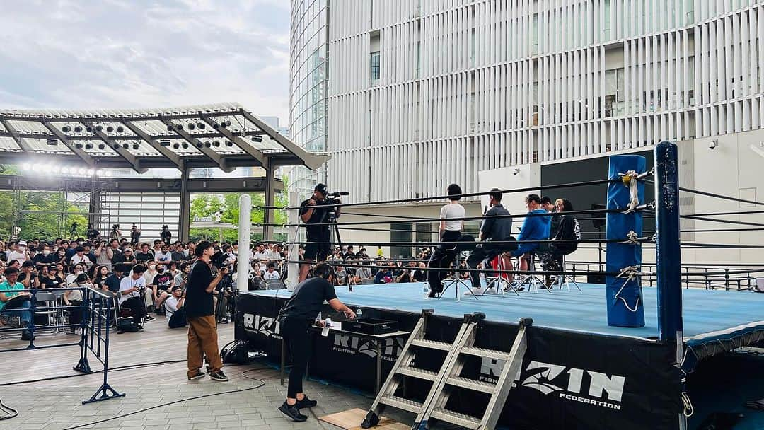 Gたかしさんのインスタグラム写真 - (GたかしInstagram)「「超RIZIN2」トークショーイベントのオープニングアクトを務めさせていただきました。  終わってから気付いたのですが、ホベルト・サトシ・ソウザ選手のものまねをし忘れました。。RIZIN界隈で一番ウケるやつなのに。。むしろそこでしかウケないのに。。  #RIZIN #超RIZIN2」7月9日 18時42分 - g_takashi.kinkin