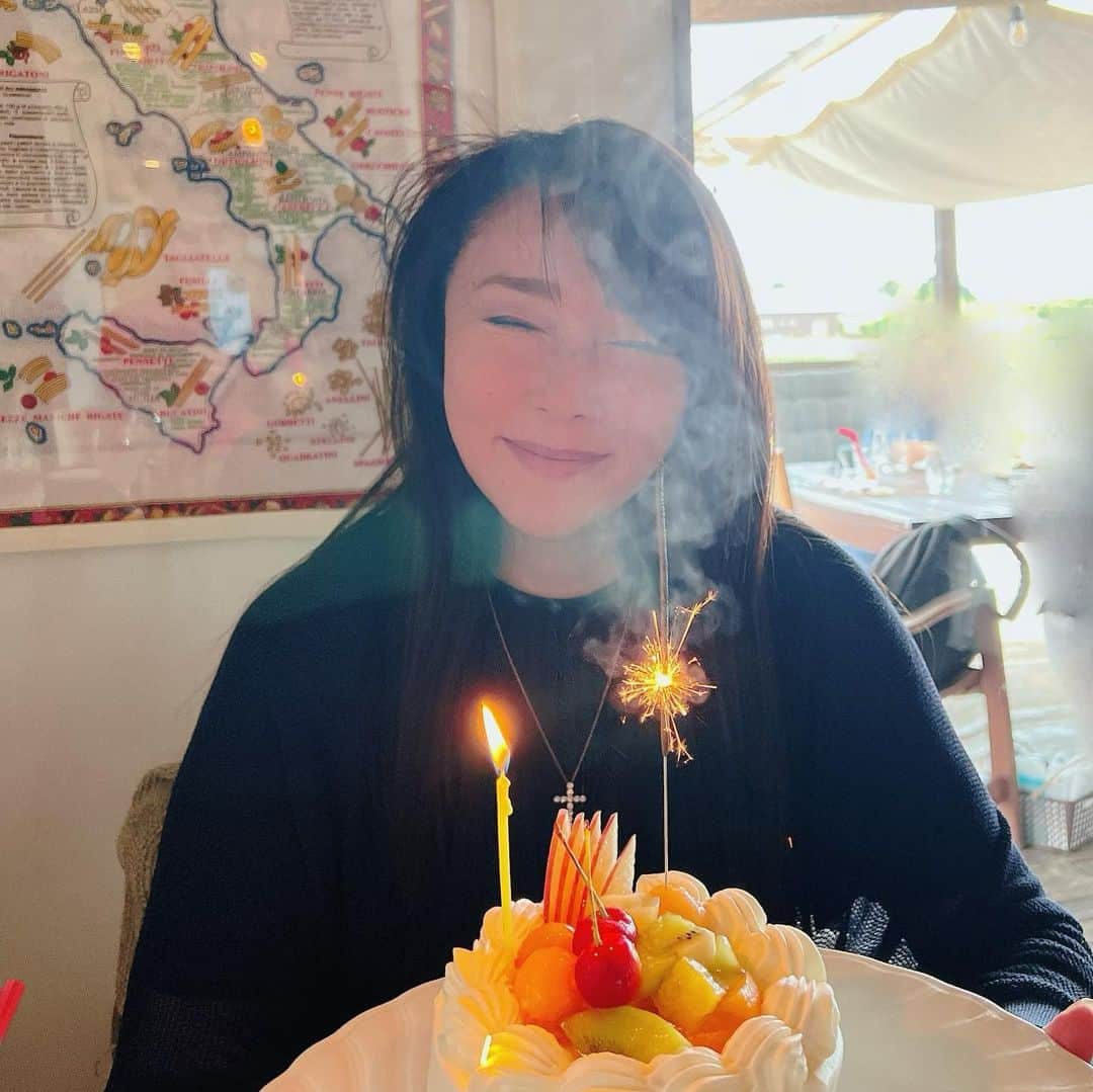 浅野ゆう子のインスタグラム：「今年も…  健康で、笑顔で、  誕生日を迎えさせていただきました。  すべての皆さまに…  心から感謝…  ありがとうございます…  #本日 #誕生日 #ありがとうございます」