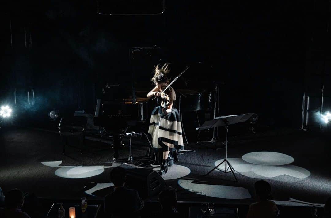 木嶋真優のインスタグラム：「BLUENOTE  TOKYO 2022 去年のダイジェスト映像公開されました🎥 (リンクはストーリー/プロフィールから飛べます) 今年はいよいよ今週末7/16(sun) 残席も両セット少なくなってきたのでお早めに🙏 今年はまた変化したライブになるのが楽しみです🙌 #bluenotetokyo Photo: Makoto Ebi」