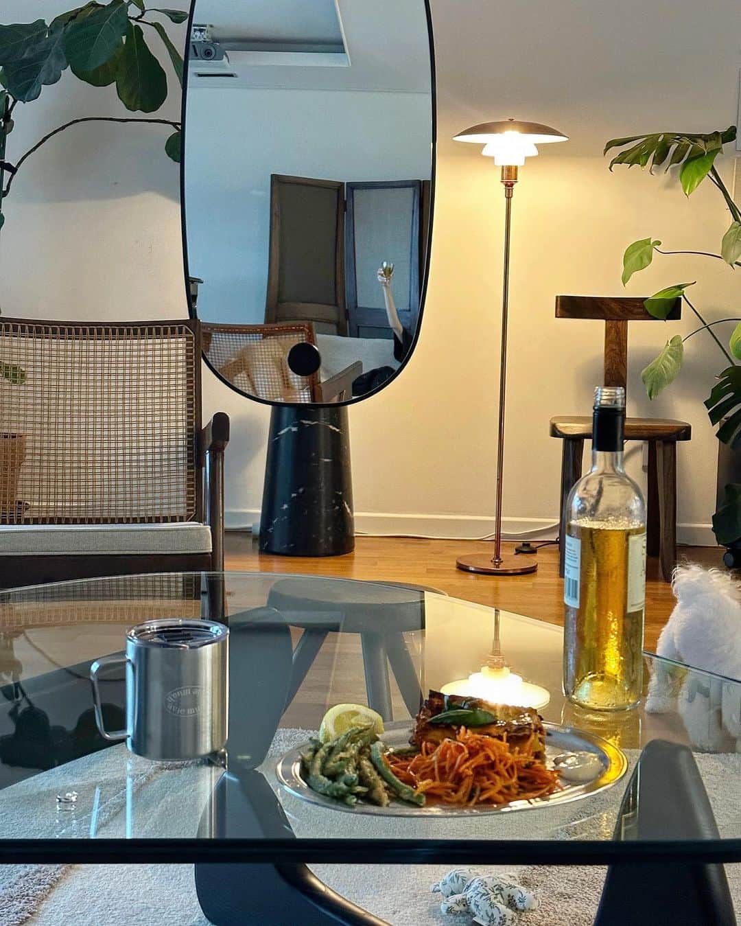 カン・ミンギョン のインスタグラム：「밖엔 비오는데 나는 집에 있고 플레이리스트 재밌대니까 볼 것도 있고 저려미 와인 땄는데 쟌맛이구 배달 음식 너무 성공이구 오늘 습해서 꼬순내 더 폭발인 우리 후지두 내 옆에 있구 아 더없이 행복한 일요일 저녁이댜 🥹🫧」